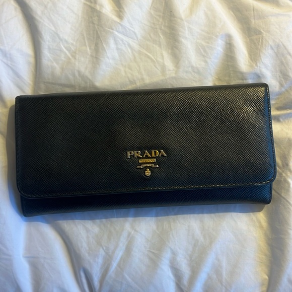 Prada Large Saffiano Leather Wallet - not used much, it’s in very good condition - Picture 5 of 10